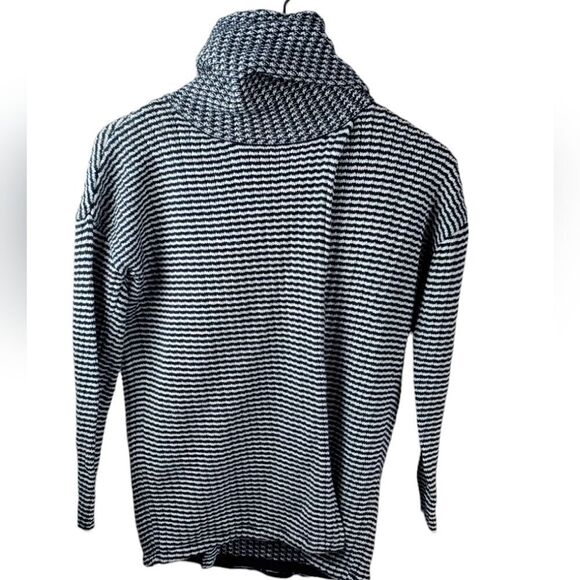 Cabi Fergie Chunky Black & White Sweater - Picture 4 of 8